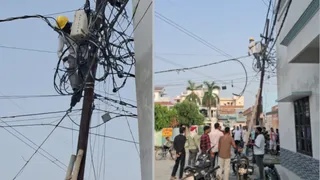 बरेली में पोल पर फाल्ट सही करता लाइनमैन और खड़े उपभोक्ता