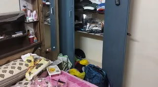 अलमारी में रखे गहने न मिलने पर परिवार ने पुलिस को शिकायत दी।