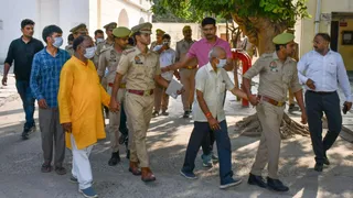 पुलिस की गिरफ्त में आठों आरोपित- फाइल फोटो