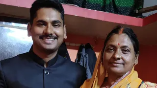 मां के साथ लेफ्टिनेंट प्रकाश कुमार। फोटो : स्वजन