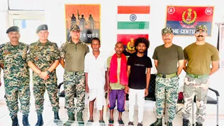 युवक को परिवार से मिलाते हुए बीएसएफ के अधिकारी।