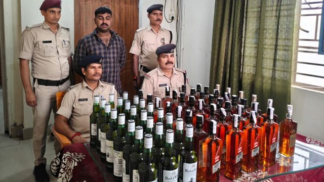 सप्तक्रांति की पेंट्री फिर बनी 'शराब एक्सप्रेस', पश्चिम चंपारण में 62 बोतल के साथ मैनेजर गिरफ्तार
