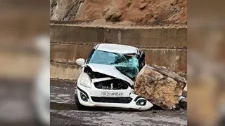 बदरीनाथ राजमार्ग पर महादेव चट्टी के पास पहाड़ी से बोल्डर गिरने से क्षतिग्रस्त हुई कार। सुधि पाठक