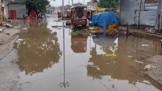 सड़कों में भरा पानी। फोटो जागरण
