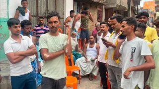 पीड़ित राजमिस्त्री और ग्रामीण। फोटो जागरण
