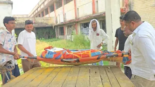 शव उतारते परिजन। फोटो जागरण