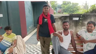 दरभंगा के डीएमसीएच में पोस्टमार्टम हाउस के बाहर बैठे स्वजन। जागरण