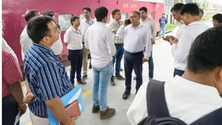 बेतिया रेलवे स्टेशन को माडल स्टेशन के रूप में विकसित करने की तैयार, जायजा लेने पहुंचे डीआरएम। जागरण