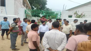 उत्क्रमित उच्च विद्यालय दिग्घी में आक्रोशित लोगों को समझाते अंचल अधिकारी।(फोटो जागरण)
