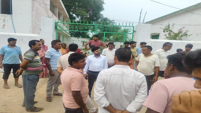 दुमका के दिग्घी स्कूल में छात्रा से कथित छेड़छाड़, विरोध में ग्रामीणों का हंगामा
