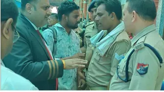 शताब्दी एक्सप्रेस में चेकिंग स्टाफ द्वारा पकड़ा गया फर्जी टीटीई (दाढ़ी वाला युवक) । सौ. रेलवे