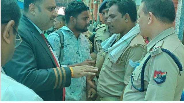 शताब्दी एक्सप्रेस में TTE बनकर झाड़ रहा था रौब, चेकिंग हुई तो हट गया नकाब, रेलवे की फर्जी आइडेंटिटी बरामद