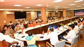 अर्धकुंभ की तैयारी को लेकर बैठक लेते हुए शहरी विकास मंत्री राम सिंह कैड़ा। जागरण