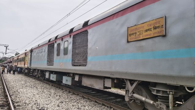 बिहार में जनसाधारण एक्सप्रेस के कोच में ब्रेक बाइंडिंग से लगी आग, यात्रियों में मची अफरातफरी