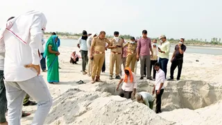 कौशांबी के कोखराज स्थित संदीपनघाट में कब्र खोदकर दफन शव की खोजबीन करती पुलिस। जागरण