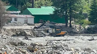 उत्तरकाशी के हर्षिल आर्मी कैंप के पास उतारी गई एक्सावेटर मशीन। फोटो- साभार सिंचाई विभाग