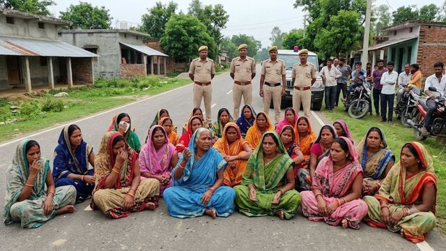 नूंह: आटा बरोटा गांव में संदिग्ध हालात में युवक की मौत से तनाव, निष्पक्ष जांच के लिए धरने पर बैठीं महिलाएं
