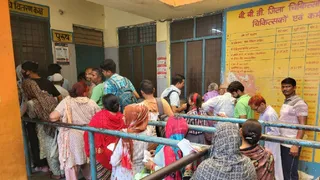 बुलंदशहर जिला अस्पताल स्थित दवाई वितरण केंद्र पर लगी मरीजों की लाइन। जागरण