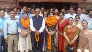पालमपुर नगर निगम की नवनिर्वाचित मेयर व डिप्टी मेयर विधायक आशीष बुटेल के साथ।