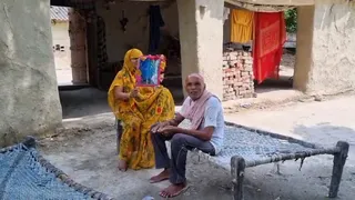 प्रतापगढ़ में महेशगंज के बाबूपुर नरियावां स्थित घर पर चिंतित बैठे अविनाश के माता-पिता। सौ. ग्रामीण।