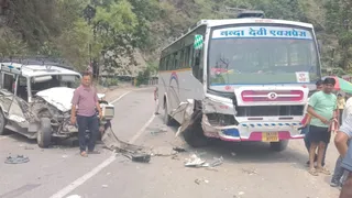 कीर्तिनगर थाना क्षेत्र में कैलाश होटल के समीप बस और टाटा सूमो की हुई टक्कर।