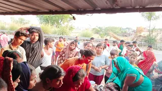 प्रयागराज के करछना में करंट से युवक की मौत के बाद बिलखते स्वजन। जागरण