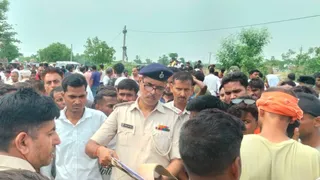 मुआवजे की मांग पर साढ़े तीन घंटे जाम