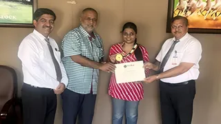 अपने कॉलेज में अधिकारियों के साथ छात्रा।