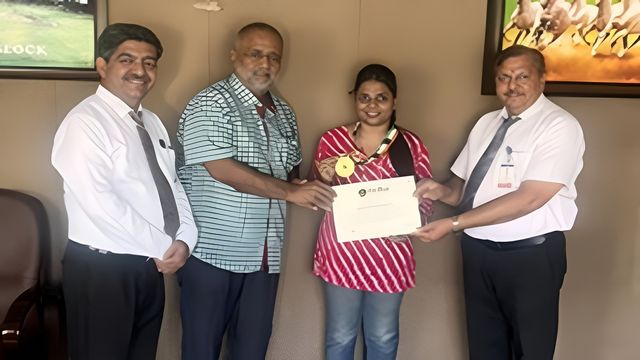 मोगा के फार्मेसी कॉलेज की छात्रा ने बनाया इंडिया बुक आफ रिकार्ड, 39 फीट लंबे कपड़े पर मेहंदी से रचा इतिहास
