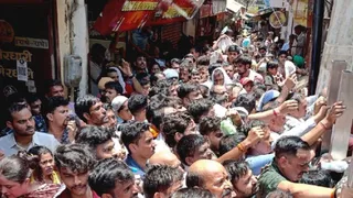 बांकेबिहारी मंदिर में उमड़ी भारी भीड़।
