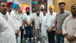 भाजपा बैठक में मौजूद नेता।