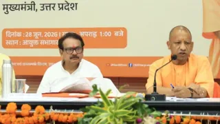 बैठक के दौरान सीएम योगी व मंत्री एसपी सिंह बघेल।