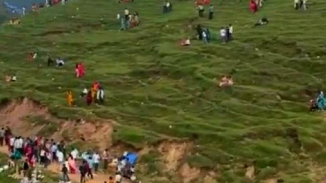 ऊधमपुर के शिवगली टॉप में मां चंडी के दरबार में उमड़ा आस्था का सैलाब, पूजा-अर्चना के बाद श्रद्धालुओं ने की खरीदारी
