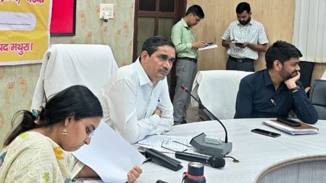 मथुरा DM सीपी सिंह के नाम से फर्जी एकाउंट बनाकर ठगी का प्रयास, FIR के आदेश
