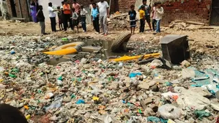 सफाई के दौरान नाले में गिरे ट्रैक्टर-अर्थमूवर। जागरण
