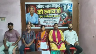 गम्हरिया में जानकारी देते मृतक के परिजन।