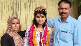 गांव बरामई निवासी शिवानी वायु सेवा में फ्लाइंग ऑफिसर बनने के बाद अपने माता-पिता से आशीर्वाद लेतीं। जागरण