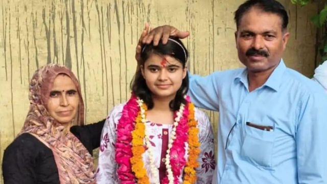 हाथरस: पोस्टमैन की बेटी शिवानी चौधरी बनीं वायुसेना में फ्लाइंग ऑफिसर, पहले प्रयास में मिली सफलता
