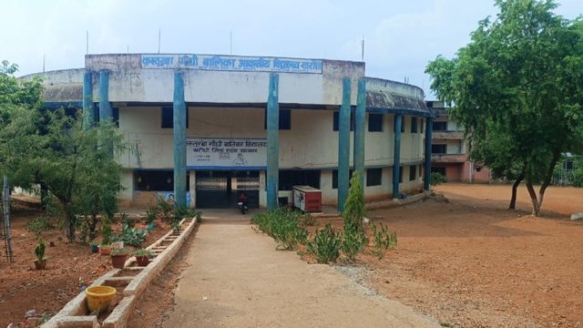 गढ़वा के कस्तूरबा स्कूल में 100 छात्राओं के बीमार पड़ने के बाद पसरा सन्नाटा, शिक्षिका और रसोइया पर एक्शन शुरू
