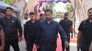 फैजल खान अपने बॉडीगार्ड्स के साथ। फाइल फोटो