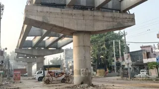 राष्ट्रीय राजमार्ग और दिल्ली-मुंबई एक्सप्रेसवे को जोड़ने वाला निर्माणाधीन मोहना एलिवेटेड मार्ग। जागरण