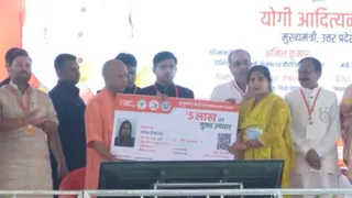हेल्थ कार्ड सौंपते मुख्यमंत्री योगी आदित्यनाथ