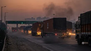 आईआईटी और टेरी की रिपोर्ट में ट्रकों से सबसे ज्यादा प्रदूषण होने की बात सामने आई। फोटो: एआई जनरेटेड