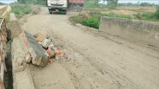 पुल पर भारी वाहनों की एंट्री पर रोक