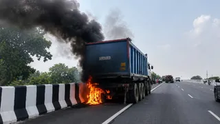 धू-धू कर जलता हाइवा।