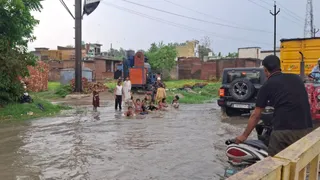 भगवानपुर क्षेत्र के किशनपुर गांव में सर्विस रोड पर हुआ जलभराव। जागरण