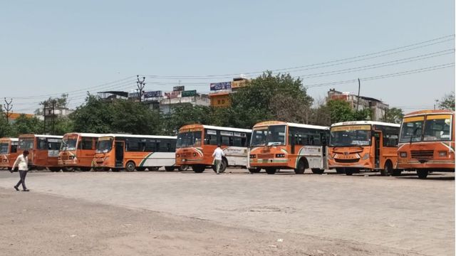 एटा में ग्रामीण बस सेवा का इंतजार, यात्री डग्गामार वाहनों से कर रहे जोखिम भरा सफर
