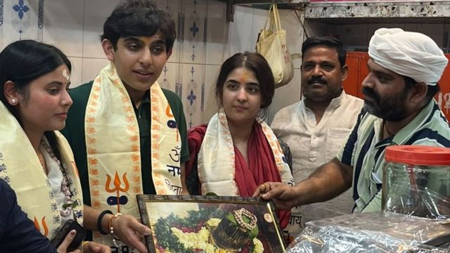 अखिलेश के बेटा-बेटी ने किए बाबा विश्वनाथ के दर्शन, मिठाई की दुकान पर लिया बनारसी मिठाइयों का स्वाद
