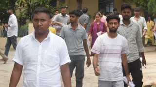 परीक्षा देकर मोक्षदा स्कूल परीक्षा केंद्र से बाहर निकलते परीक्षार्थी। (जागरण)