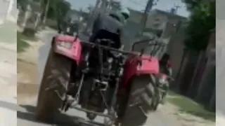 ट्रैक्टर जिसके साथ गाय को बांध घसीटा गया।
